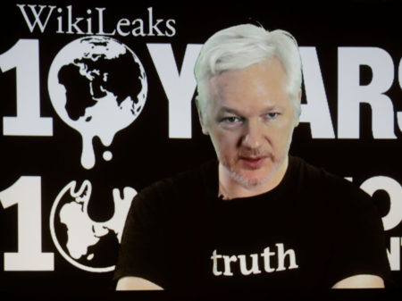 Julian Assange via videolink em uma conferência em Berlim