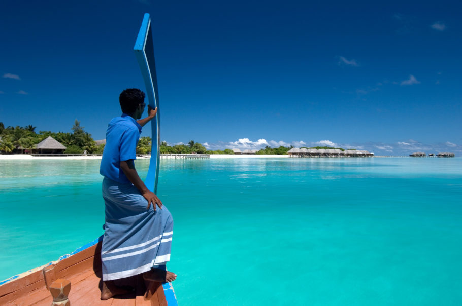 O mar azul das ilhas Maldivas