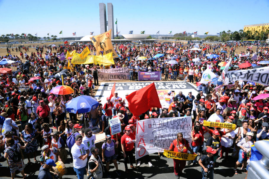 Brasília: protesto em defesa da Educação Pública e contra a destruição da aposentadoria