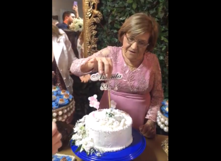  Avó ganha bolo recheado com dinheiro no aniversário e viraliza na web
