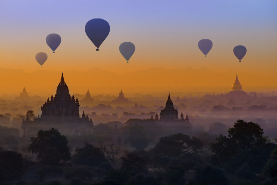 Balões sobrevoam os milhares de templos de Bagan, em Myanmar