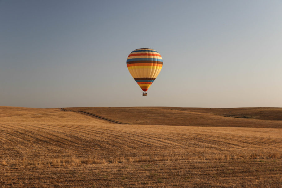 FAzer um voo de balão é uma das formas de conhecer a beleza do Alentejo