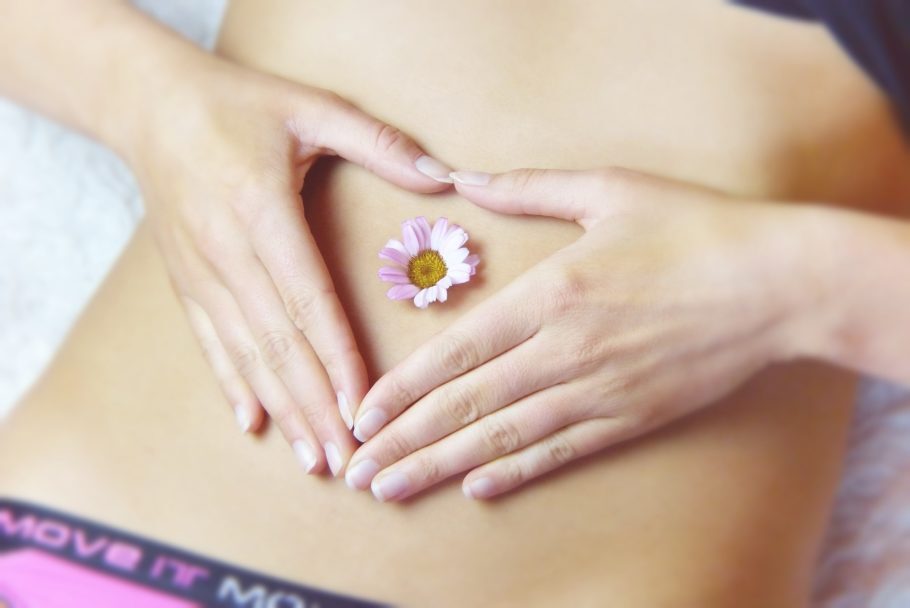 Mulheres sofrem com inchaço e até prisão de ventre em viagens, massagens especiais podem resolver
