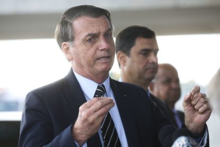 O presidente Jair Bolsonaro, cumprimenta populares,e fala à imprensa no Palácio da Alvorada.