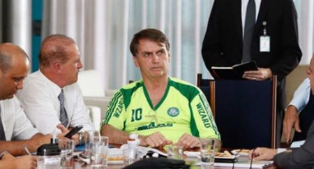 Jair Bolsonaro postou foto usando camisa falsificada do Palmeiras