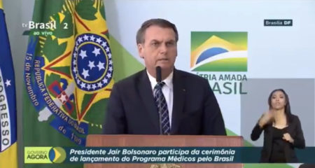 Bolsonaro volta a debochar de famílias LGBTs em discurso nada a ver