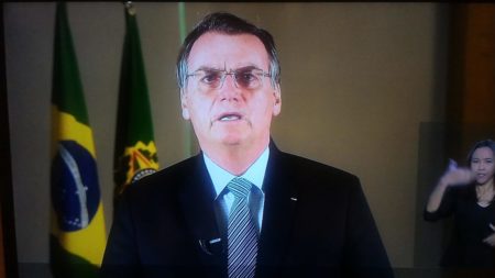 Jair Bolsonaro se pronuncia sobre queimadas na Amazônia