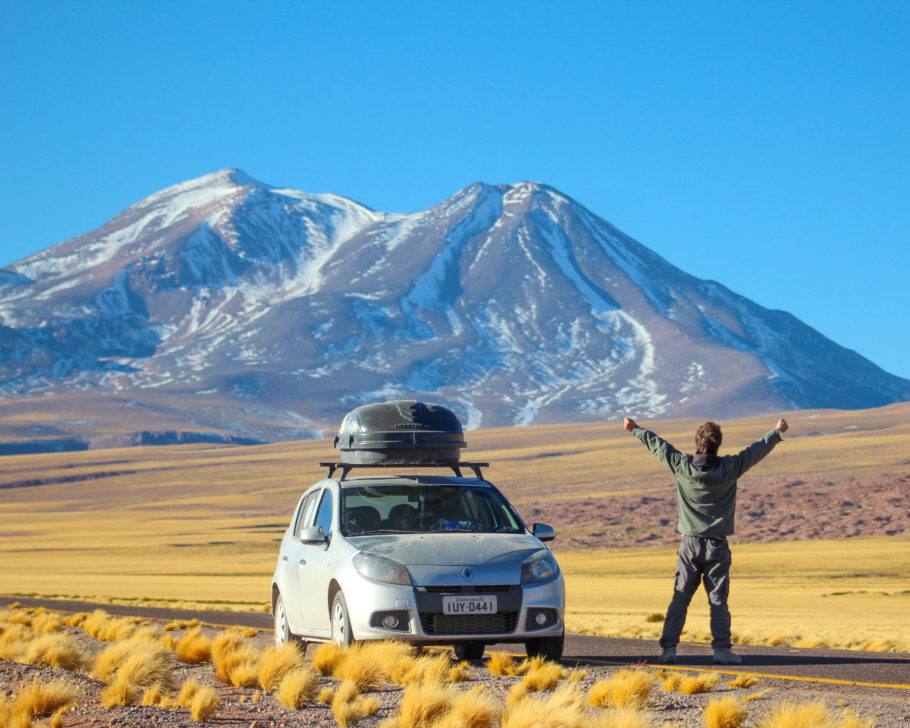O casal no caminho para as Lagunas Altiplânicas, no Deserto do Atacama, no Chile