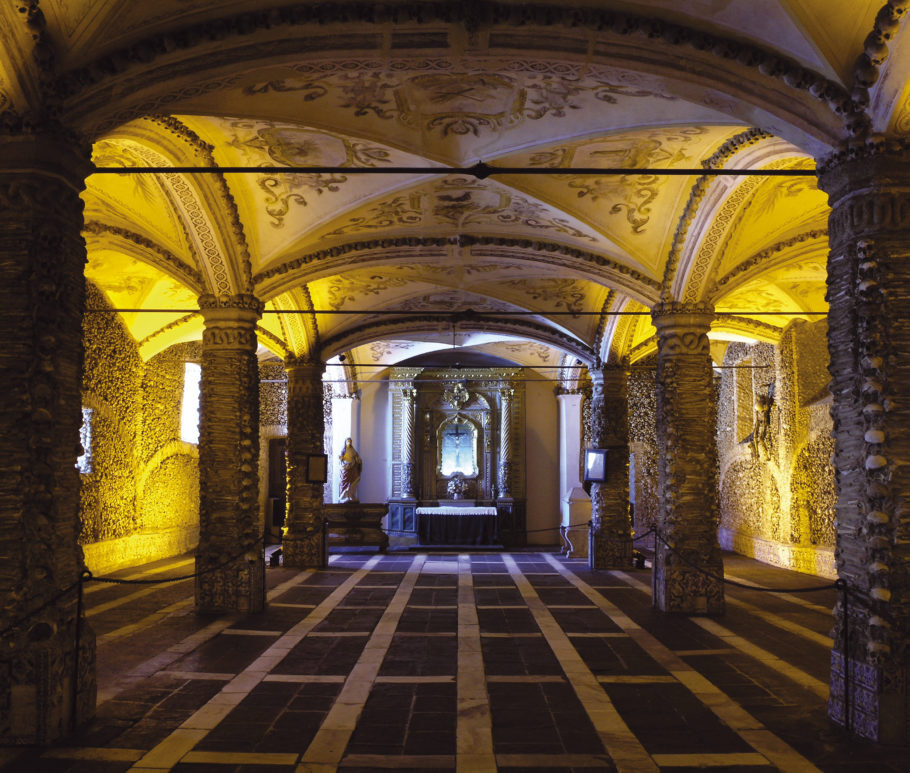 Interior da Capela dos Ossos, na cidade de Évora