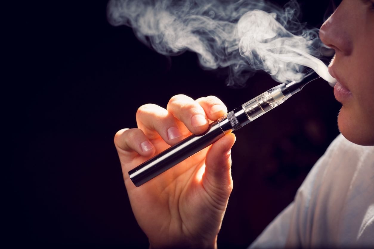 Quase três milhões de brasileiros consomem cigarros eletrônicos, segundo o IPEC – 6okean/istock