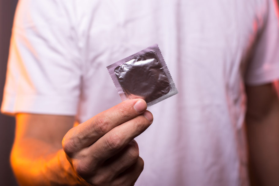 Manter relações sexuais sem o uso do preservativo é o principal fator de risco para contaminação por clamídia