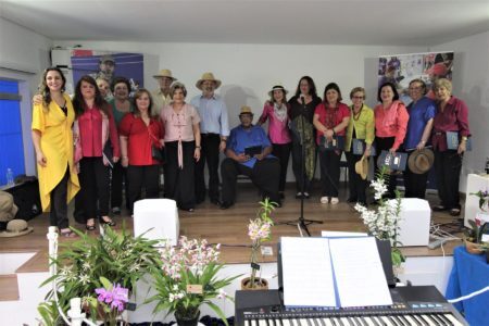 Sob regência de Paola Fachinelli, professora de canto do Instituto Acqua, o Coral formado por 20 integrantes