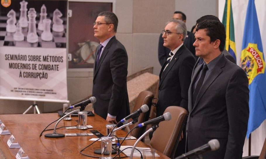 À esquerda, o diretor-geral da Polícia Federal, Maurício Valeixo, e, à direita, o ministro da Justiça, Sergio Moro