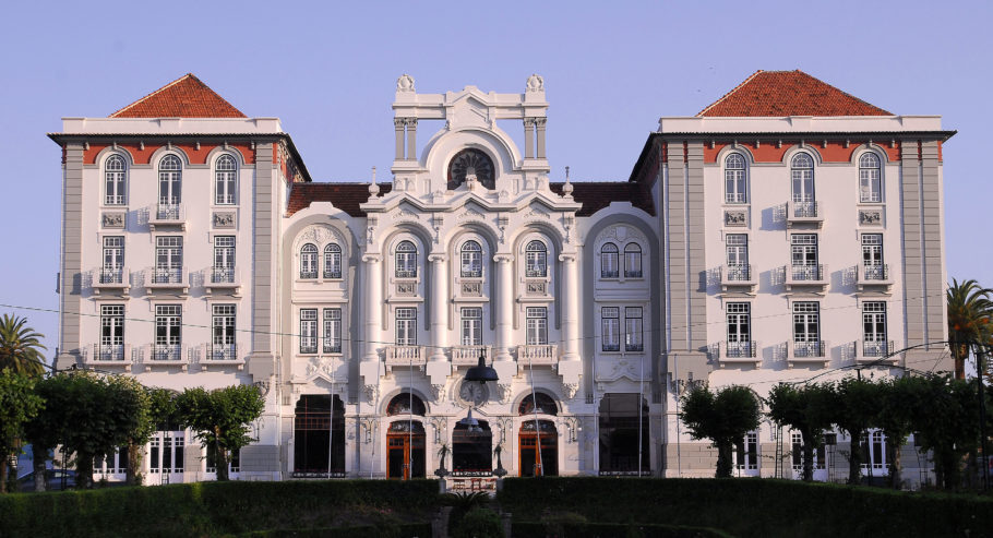 A imponente fachada do Curia Palace Hotel