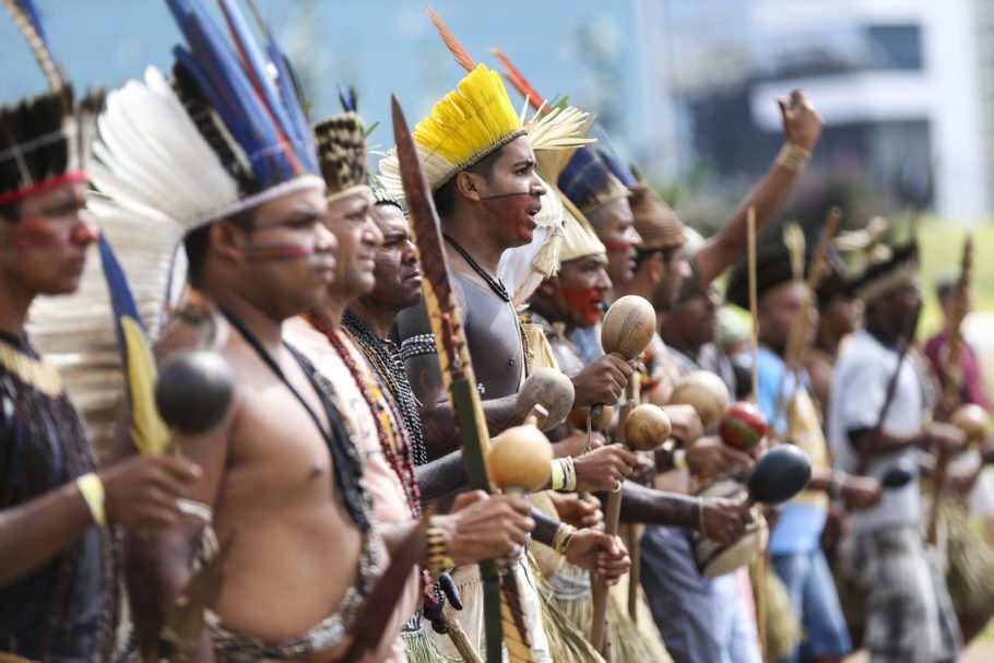 Indígenas fazem marcha pela demarcação de terras e a garantia de seus direitos
