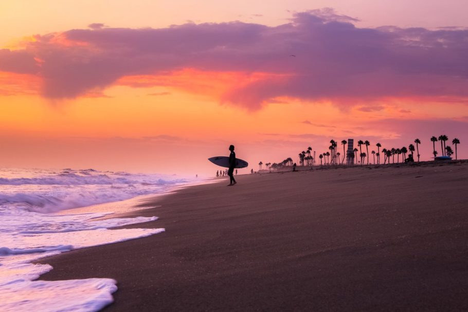 Surfista se prepara para ondas em Huntington Beach, na Califórnia