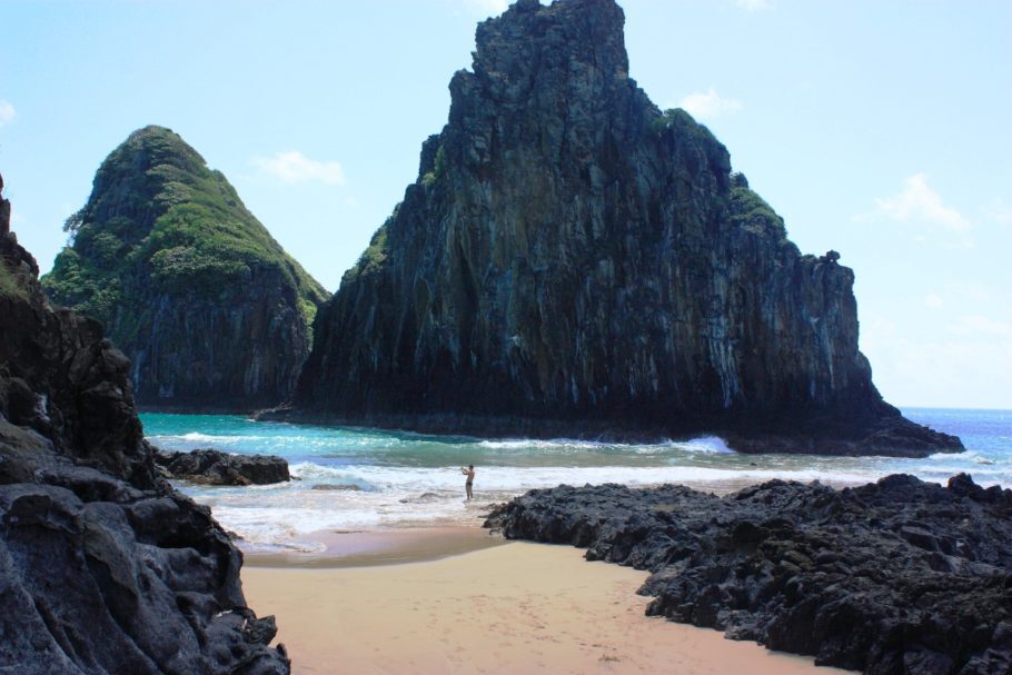 Vista da Praia Cacimba do Padre, um dos cartões-postais de Fernando de Noronha (PE)