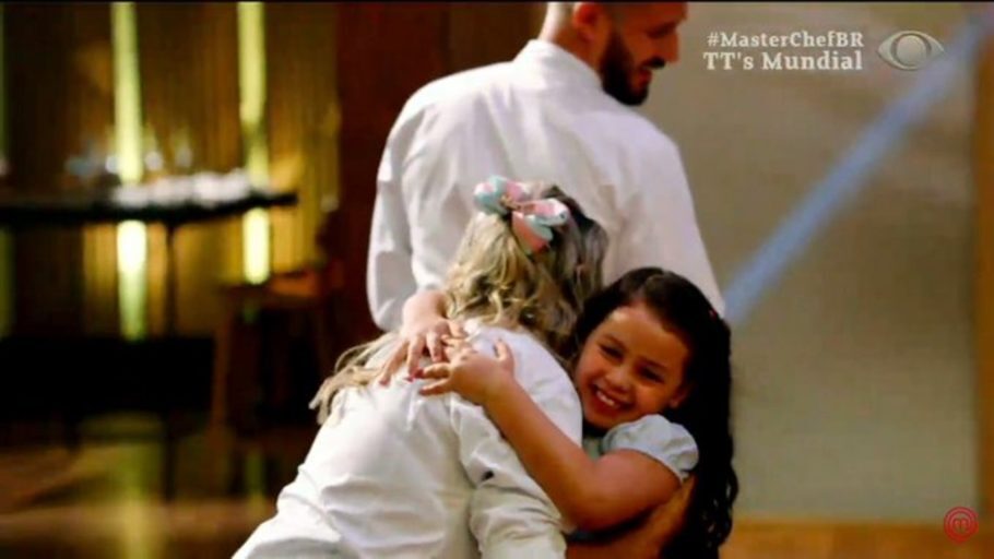 Filha de Lorena rouba a cena na final do Masterchef Brasil