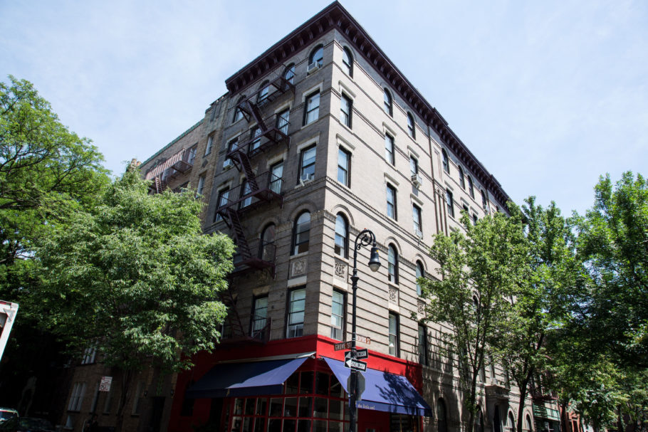Neste edifício fica o apartamento ocupado pelos protagonistas de “Friends”, em Nova York