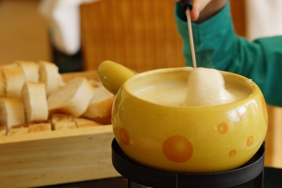 Não é clichê! Provar o fondue de queijo com vinho é um dos programas imperdíveis nesta viagem