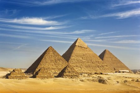 As pirâmides foram construídas como tumbas reais para os reis Quéops, Quéfren e Menkaure – pai, filho e neto