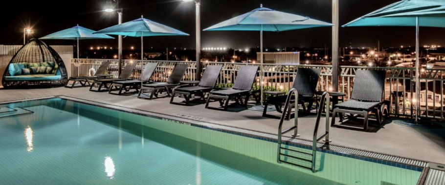 Rooftop do Wyvern Hotel em Punta Gorda tem o restaurante Perch 360, além da piscina