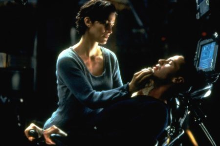Neo (Keanu Reeves), e Trinity (Carrie-Anne Moss) em “Matrix” – 1999