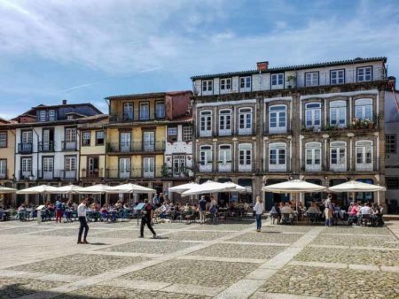 A Medieval e A Buxa, restaurantes no Largo da Oliveira em Guimarães.