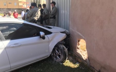 Carro usado por suspeito ainda bateu no muro e portão de uma casa, em Goiânia