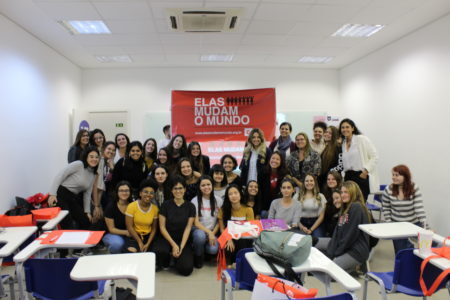A oficina foi realizada em parceria com as estudantes universitárias do coletivo Frente Feminista Casperiana Lisandra