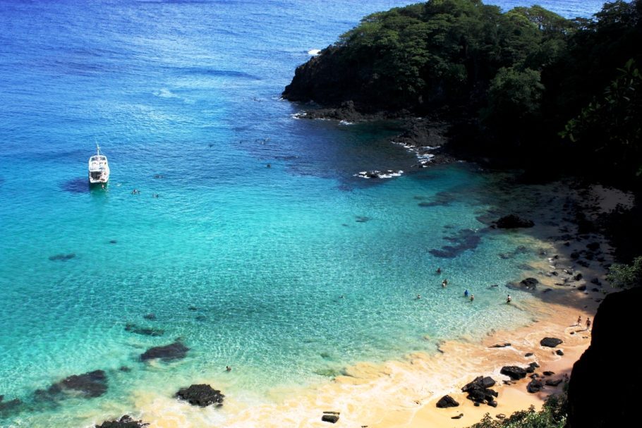 Para visitar a Praia do Sancho, eleita diversas vezes como a mais bonita do mundo, é preciso pagar uma taxa
