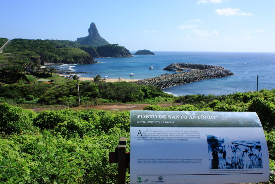 Vista panorâmica do Porto de Santo Antônio, em Fernando de Noronha