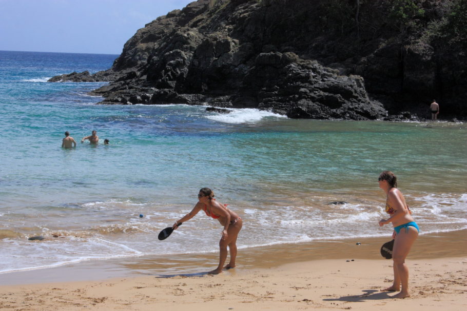 Turistas jogam frescobol na Praia do Cachorro