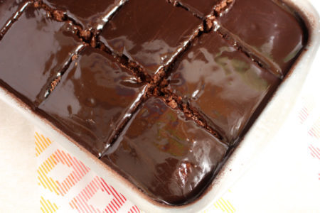 Bolo de chocolate com Nescau: tentação cortada em pedaços