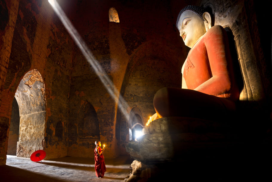 Jovem budista em templo de Bagan, Myanmar