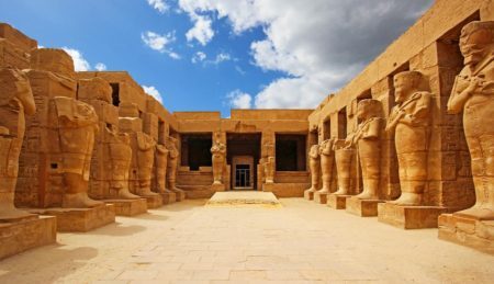 Construções que passaram por várias gerações de faraós e reinados, resultando numa coleção de templos, santuários, colunas