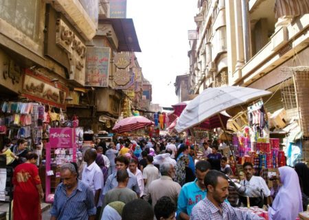 O bazar é barulhento, cheio de gente, colorido e excitante – repleto de todos os tipos de mercadorias e bugigangas