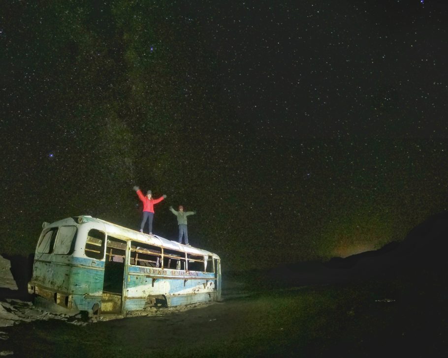 O casal no Magic Bus, Deserto do Atacama, no Chile