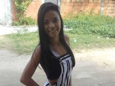 A adolescente, de 17 anos,  Margareth Teixeira foi morta pela PM com seu filho, de 1 ano, nos braços