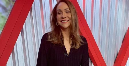 Maria Beltrão é flagrada rebolando ao vivo na GloboNews