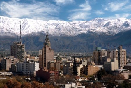 Vista da cidade de Mendoza, com os Andes ao fundo