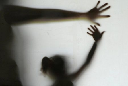 Pai é suspeito de estupro após a filha iniciar parto na escola
