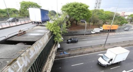 Motociclista e garupa morreram degolados na ponte da Vila Maria