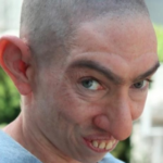 Personagem Pepper, encenada por Naomi Grossman na série "American Horror Story"