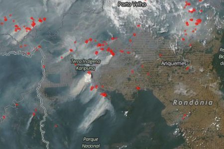 Imagem de satélite da Nasa mostra focos de incêndio e fumaça em Rondônia em 16 de agosto de 2019
