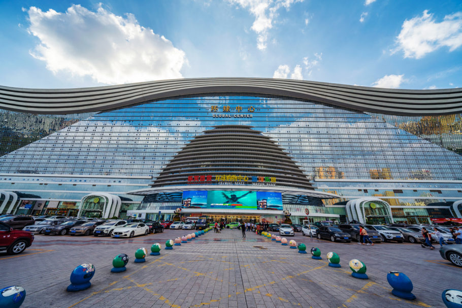 Fachada do New Century Global Center, um dos maiores shopping centers do mundo