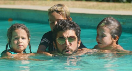 Pedro Scooby na piscina com os filhos, Dom, Bem e Liz