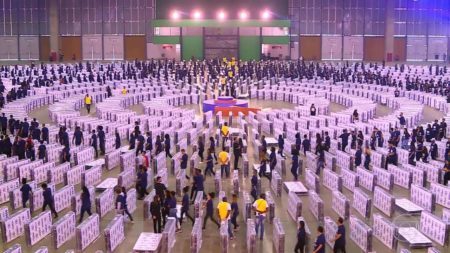 Maior dominó humano com colchões do mundo entra pro livro dos recordes