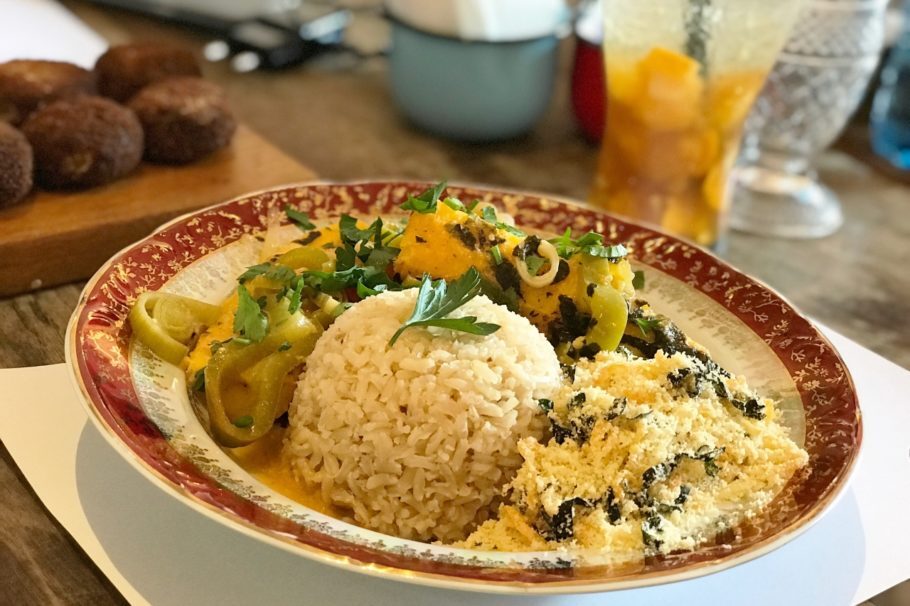 Moqueca de banana é um dos pratos vegetarianos]