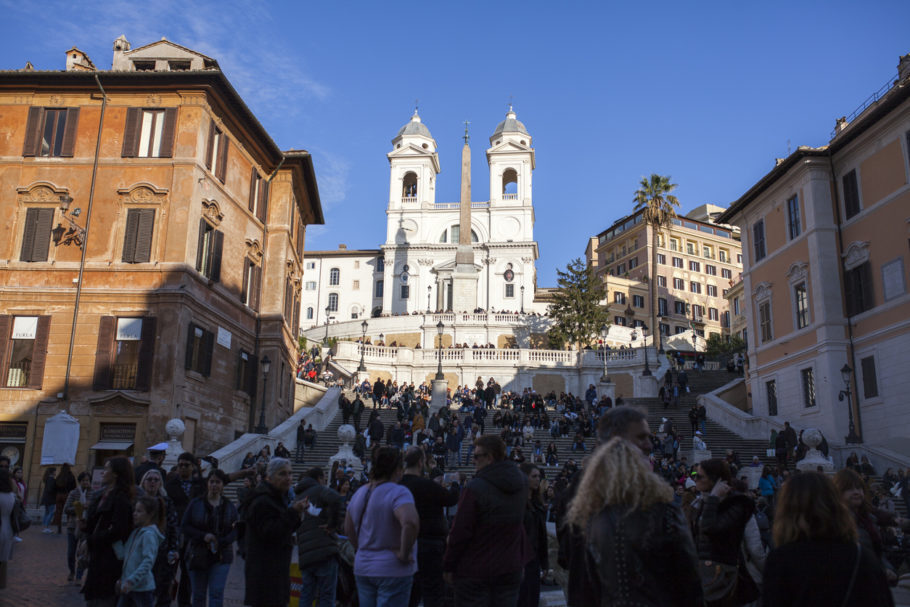 Turistas na escadaria de Trinità dei Monti, na Piazza di Spagna, em Roma (Itália)